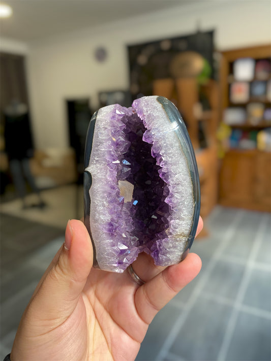 Géode Améthyste avec Calcite | Boutique Ésotérique - La Boutique Ô Mystères