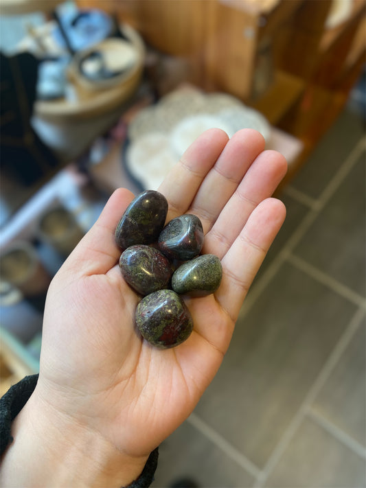 Pierre Roulée Jaspe Sang de Dragon | Boutique Ésotérique - La Boutique Ô Mystères