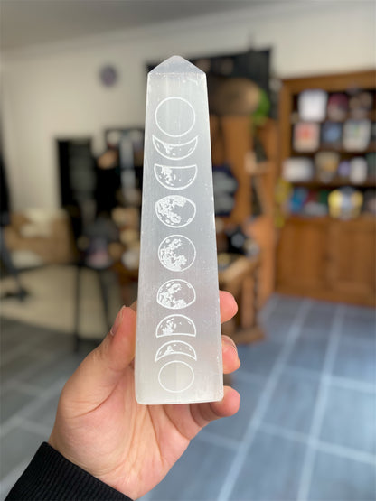 Obélisque Sélénite gravée Phases Lunaires | Boutique Ésotérique - La Boutique Ô Mystères