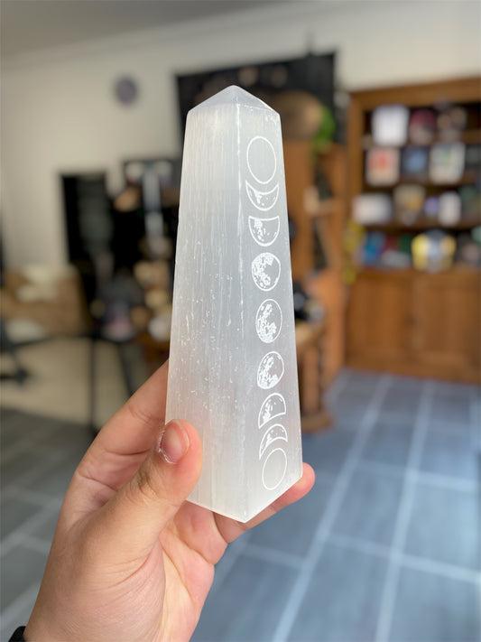 Obélisque Sélénite gravée Phases Lunaires | Boutique Ésotérique - La Boutique Ô Mystères